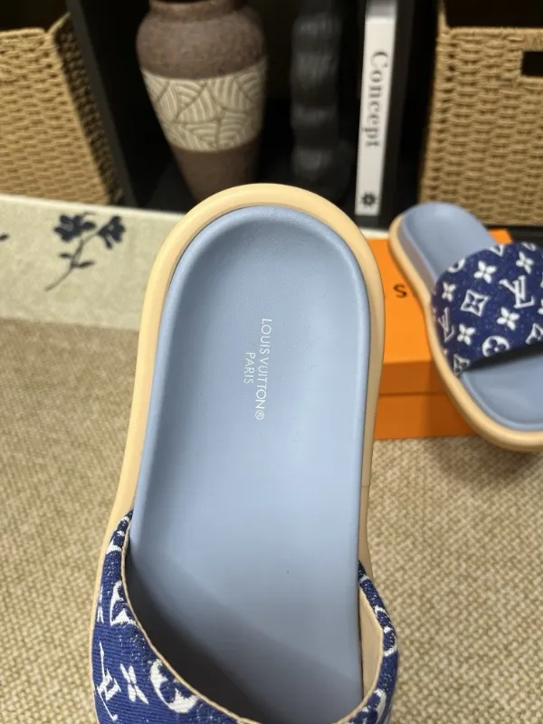 P320💰[New model] Long-term availability, 2025 new model, couple model [LOUlS VUlTTON] comes with drawer box, bag, card, invoice "Louis Vuitton ~ unique modern sandals. 》LV counter purchasing 🏃Men's and women's casual slippers, sold at the same time at the counter, the original old flower material upper is soft and comfortable, (refuses to discolor and rub the feet) sole: original factory special combination original sole, code number: 35--46 4 multiple colors 🉑️ to choose from